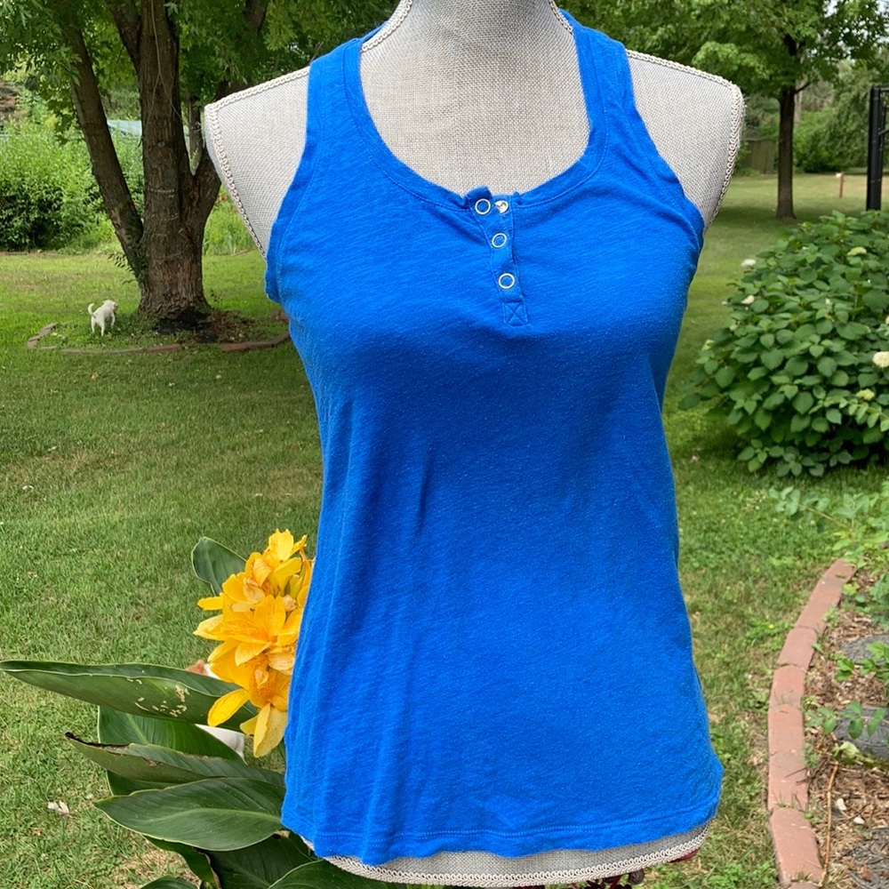 EUC GAP lightweight racer back tank. 3 buttons.